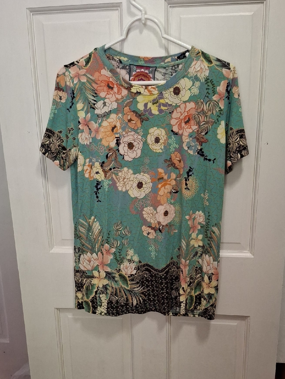 Johnny Was Teal Floral Short Sleeve Tee with Peach and Cream Blooms Sz M